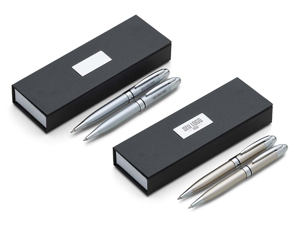 Conjunto com caneta e lapiseira em estojo cartonado com placa para personalização. Clip metálico, detalhes sofisticados e acionamento por giro. Interior com espuma para melhor apresentação.
