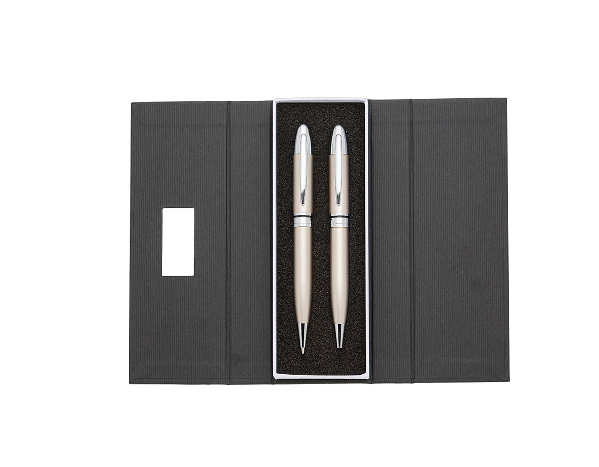 Conjunto com caneta e lapiseira em estojo cartonado com placa para personalização. Clip metálico, detalhes sofisticados e acionamento por giro. Interior com espuma para melhor apresentação.