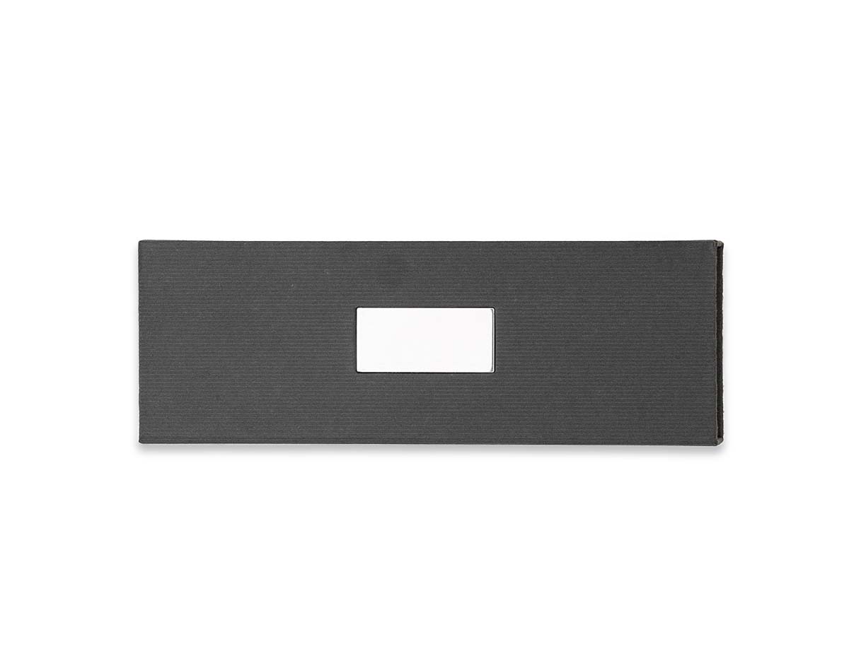 Conjunto com caneta e lapiseira em estojo cartonado com placa para personalização. Clip metálico, detalhes sofisticados e acionamento por giro. Interior com espuma para melhor apresentação.