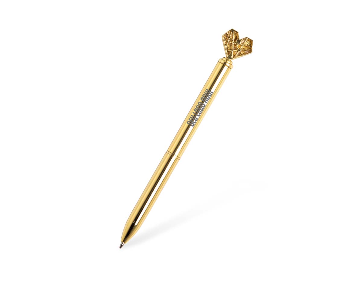 Caneta metálica com detalhe de coração, escrita azul 1.0mm e acionamento por rotação. Une charme e suavidade para anotar com estilo. Ideal para quem ama itens fofos e criativos!