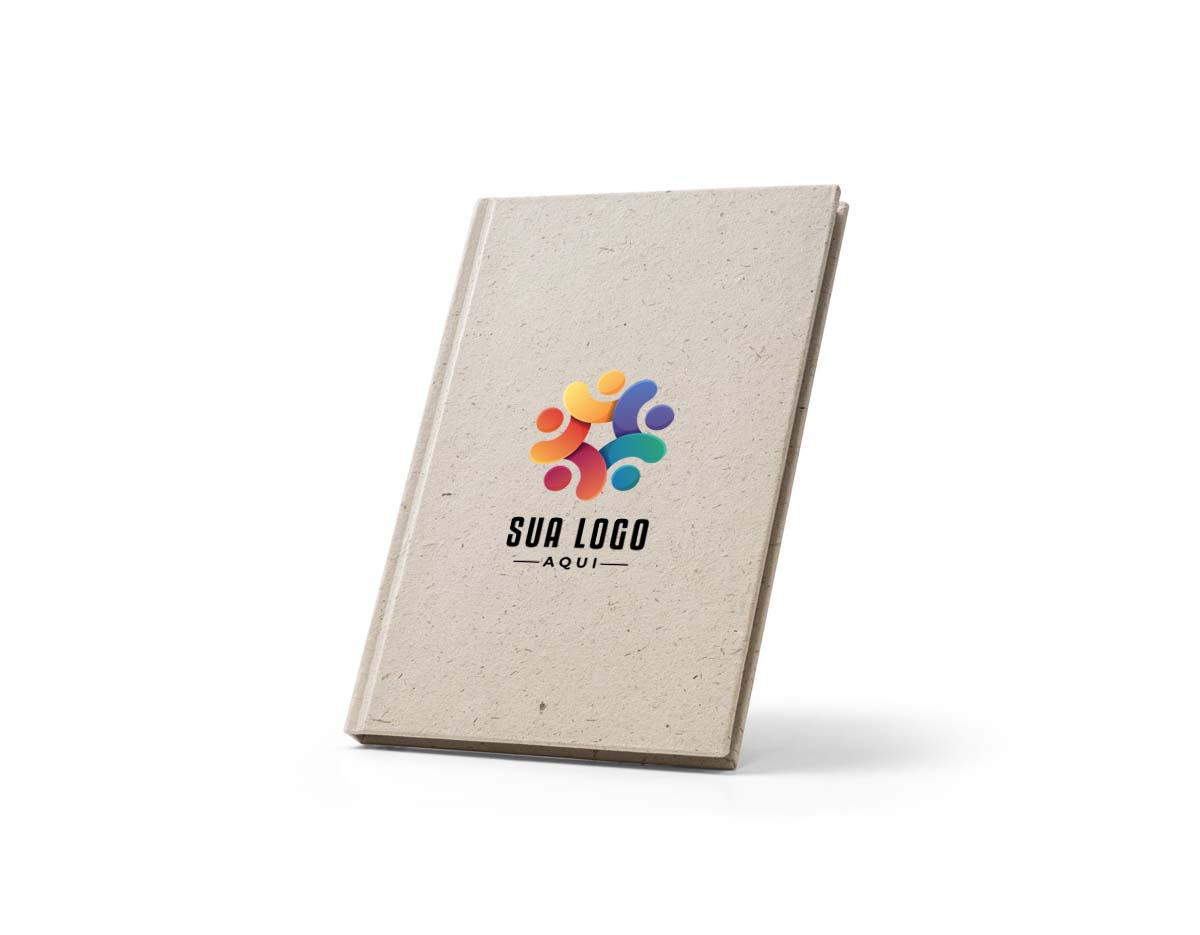 Caderno A5 de capa dura feito com 95% de excremento de elefante e 5% de algodão reciclado. Contém 80 folhas pautadas em papel reciclado. Sustentável e único.