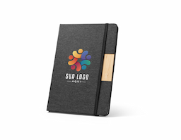 Caderno A5 com capa em tecido 100% poliéster. Moderno e resistente, é ideal para o dia a dia, unindo estilo e praticidade em um design leve e funcional.