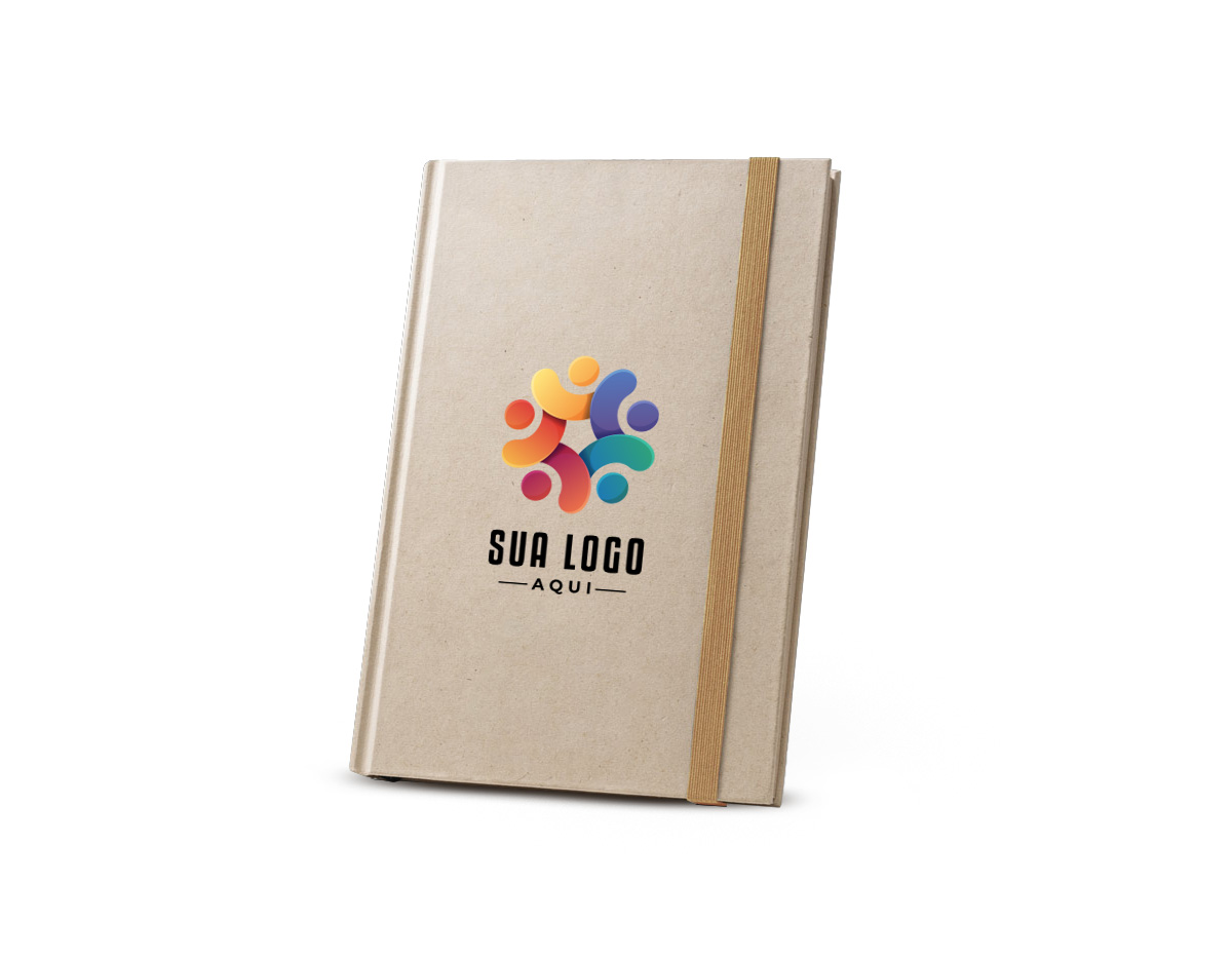 Caderno A5 com capa dura e 80 folhas pautadas em papel feito com 80% de polpa de cana-de-açúcar (90 g/m²). Possui fita separadora e elástico para fechamento. Sustentável e elegante.