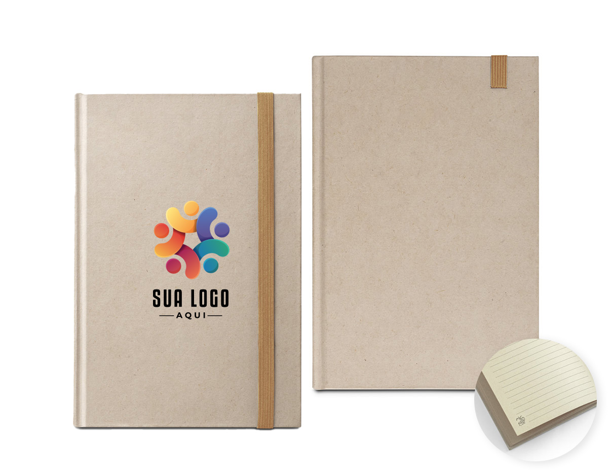 Caderno A5 com capa dura e 80 folhas pautadas em papel feito com 80% de polpa de cana-de-açúcar (90 g/m²). Possui fita separadora e elástico para fechamento. Sustentável e elegante.