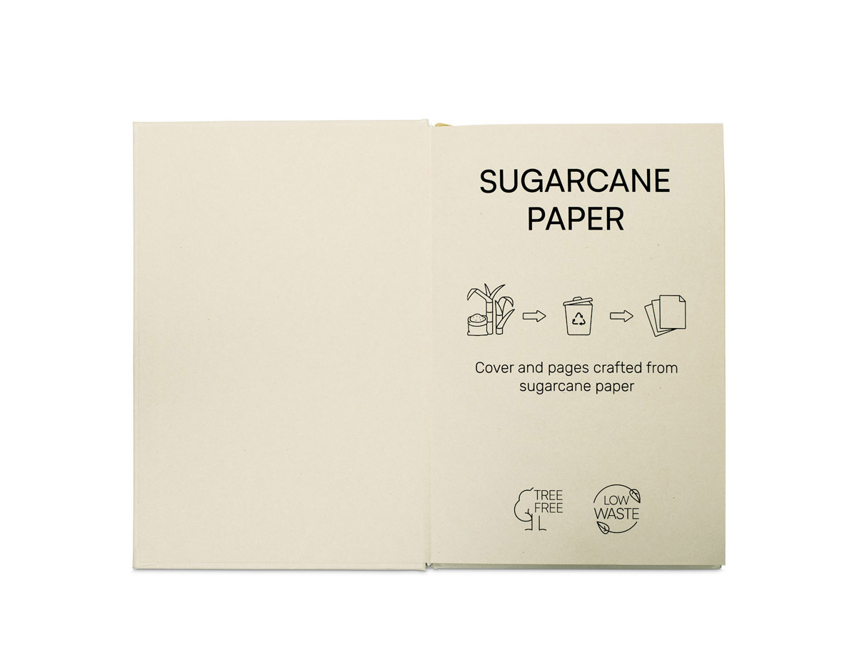 Caderno A5 com capa dura e 80 folhas pautadas em papel feito com 80% de polpa de cana-de-açúcar (90 g/m²). Possui fita separadora e elástico para fechamento. Sustentável e elegante.