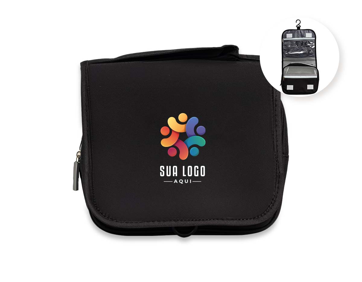 A bolsa de higiene pessoal para viagens é a escolha perfeita para quem busca praticidade e organização. Feita em tecido Oxford resistente à agua, ela é fácil de limpar. Com um design funcional, possui compartimentos amplos que acomodam itens essenciais, desde acessórios de maquiagem, como pincéis à cremes e escovas de dente. Além de contar com um gancho prático para pendurar e manter tudo ao seu alcance. Compacta, mas com muito espaço, esta nécessaire combina estilo moderno e praticidade.