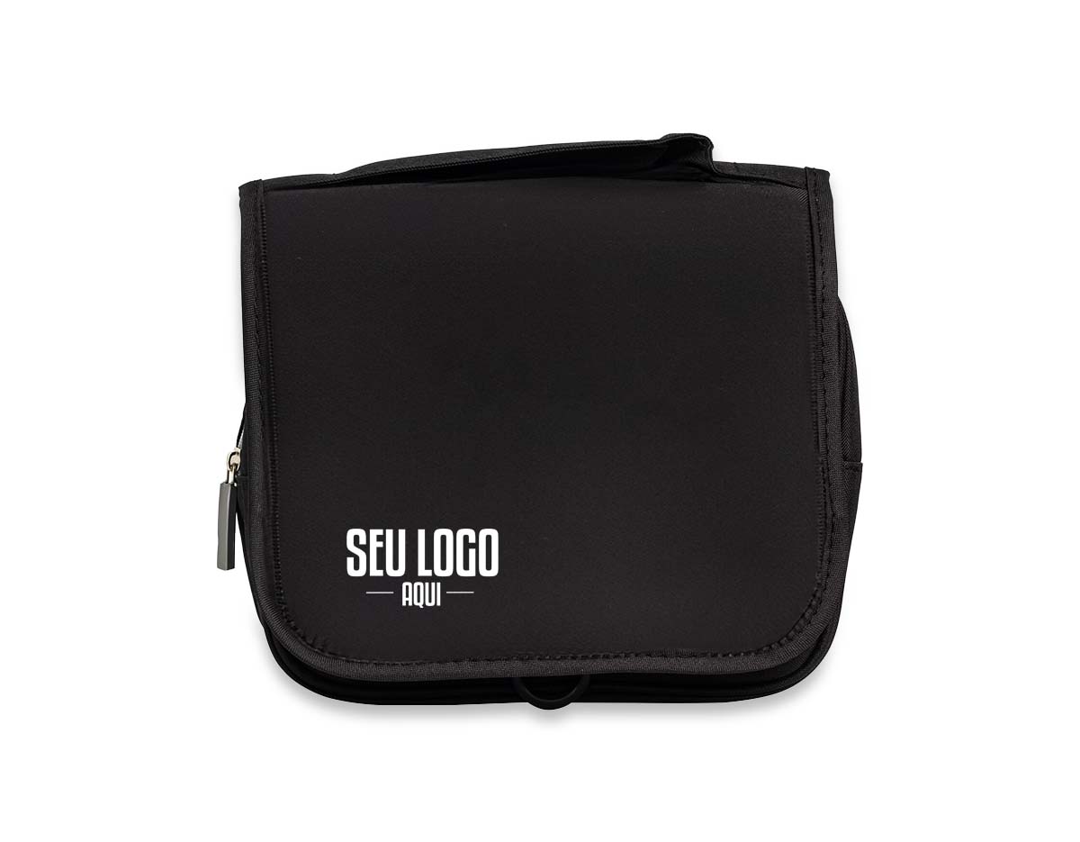 A bolsa de higiene pessoal para viagens é a escolha perfeita para quem busca praticidade e organização. Feita em tecido Oxford resistente à agua, ela é fácil de limpar. Com um design funcional, possui compartimentos amplos que acomodam itens essenciais, desde acessórios de maquiagem, como pincéis à cremes e escovas de dente. Além de contar com um gancho prático para pendurar e manter tudo ao seu alcance. Compacta, mas com muito espaço, esta nécessaire combina estilo moderno e praticidade.