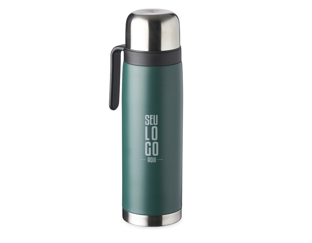 Garrafa térmica de 900ml em inox com alça plástica resistente. Conta com tampa rosqueável externa e tampa interna com bico plástico vermelho para servir com praticidade e segurança. Ideal para manter bebidas quentes ou frias por mais tempo.