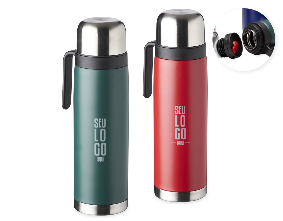 Garrafa térmica de 900ml em inox com alça plástica resistente. Conta com tampa rosqueável externa e tampa interna com bico plástico vermelho para servir com praticidade e segurança. Ideal para manter bebidas quentes ou frias por mais tempo.