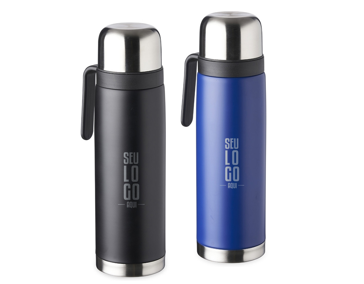Garrafa térmica de 900ml em inox com alça plástica resistente. Conta com tampa rosqueável externa e tampa interna com bico plástico vermelho para servir com praticidade e segurança. Ideal para manter bebidas quentes ou frias por mais tempo.