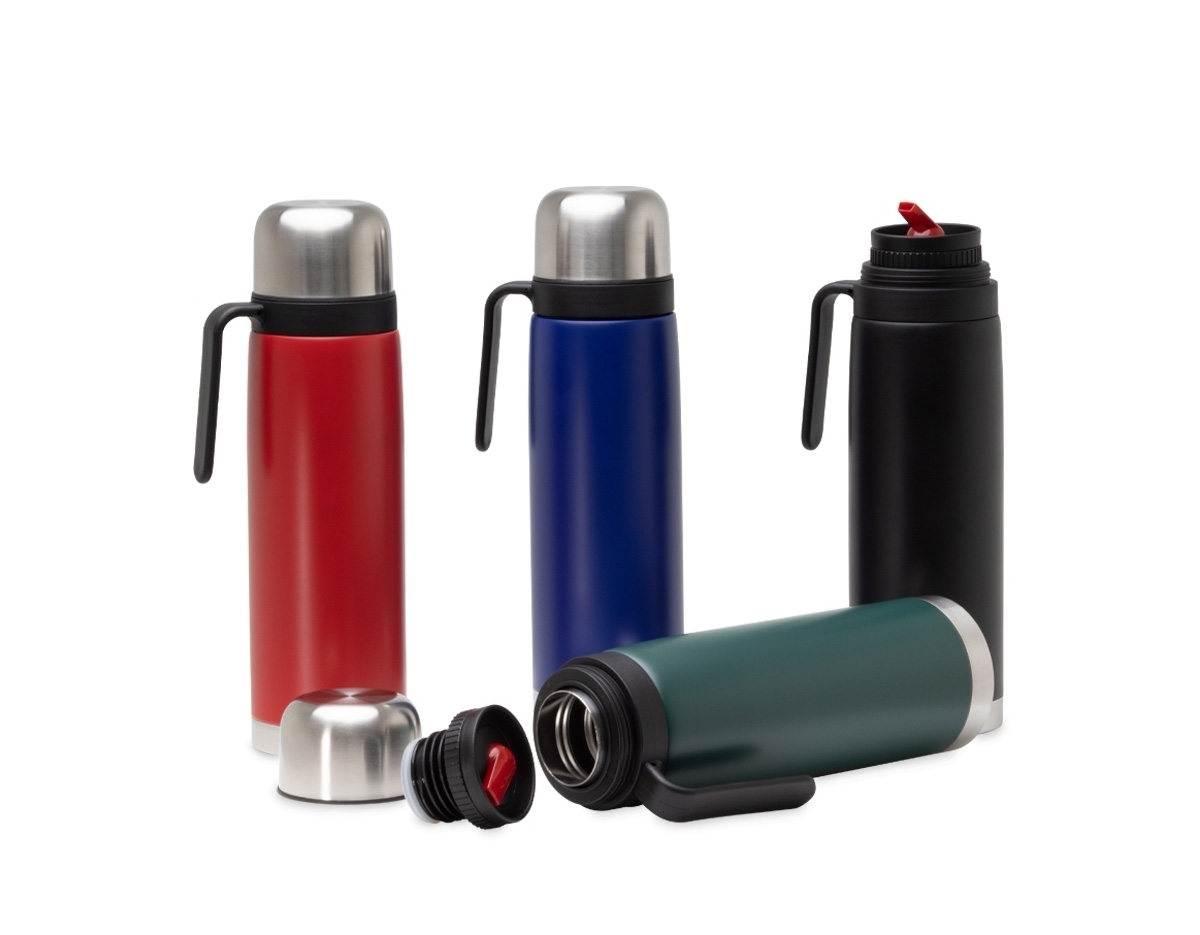 Garrafa térmica de 900ml em inox com alça plástica resistente. Conta com tampa rosqueável externa e tampa interna com bico plástico vermelho para servir com praticidade e segurança. Ideal para manter bebidas quentes ou frias por mais tempo.