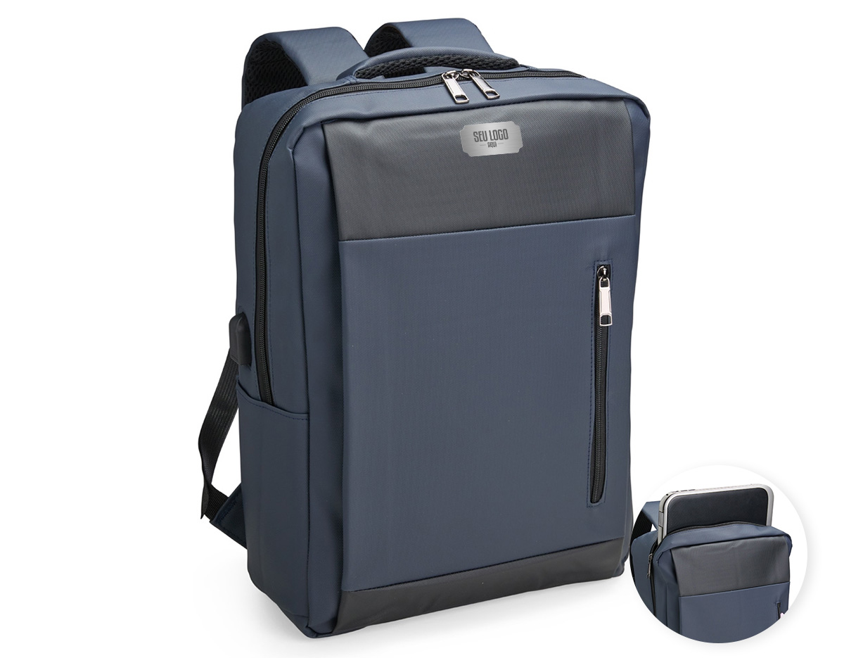 Proteção, segurança e praticidade em um só modelo! Esta mochila de 22 litros é confeccionada em poliuretano impermeável, garantindo resistência e proteção extra contra chuva e respingos. Seu compartimento principal inclui um espaço acolchoado para notebook de até 17 polegadas, enquanto o cadeado numérico TSA adiciona uma camada extra de segurança, tornando-a uma opção antifurto ideal para o dia a dia. Conta ainda com dois bolsos laterais para itens de fácil acesso e adaptador USB para carregar dispositivos com mais praticidade. O transporte é confortável e respirável, graças à alça de mão e às alças para as costas com revestimento espumado.