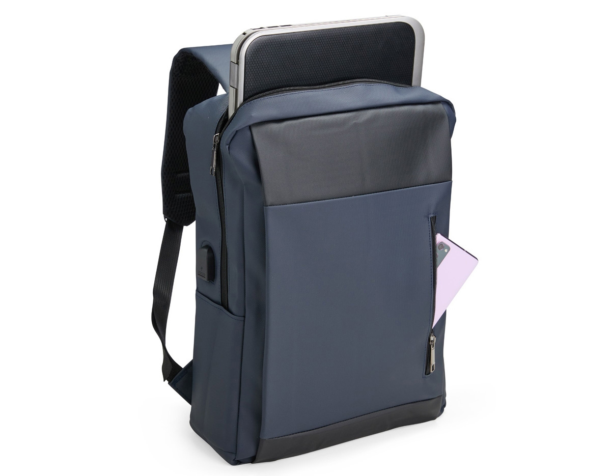 Proteção, segurança e praticidade em um só modelo! Esta mochila de 22 litros é confeccionada em poliuretano impermeável, garantindo resistência e proteção extra contra chuva e respingos. Seu compartimento principal inclui um espaço acolchoado para notebook de até 17 polegadas, enquanto o cadeado numérico TSA adiciona uma camada extra de segurança, tornando-a uma opção antifurto ideal para o dia a dia. Conta ainda com dois bolsos laterais para itens de fácil acesso e adaptador USB para carregar dispositivos com mais praticidade. O transporte é confortável e respirável, graças à alça de mão e às alças para as costas com revestimento espumado.