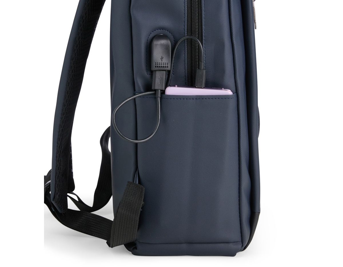 Proteção, segurança e praticidade em um só modelo! Esta mochila de 22 litros é confeccionada em poliuretano impermeável, garantindo resistência e proteção extra contra chuva e respingos. Seu compartimento principal inclui um espaço acolchoado para notebook de até 17 polegadas, enquanto o cadeado numérico TSA adiciona uma camada extra de segurança, tornando-a uma opção antifurto ideal para o dia a dia. Conta ainda com dois bolsos laterais para itens de fácil acesso e adaptador USB para carregar dispositivos com mais praticidade. O transporte é confortável e respirável, graças à alça de mão e às alças para as costas com revestimento espumado.