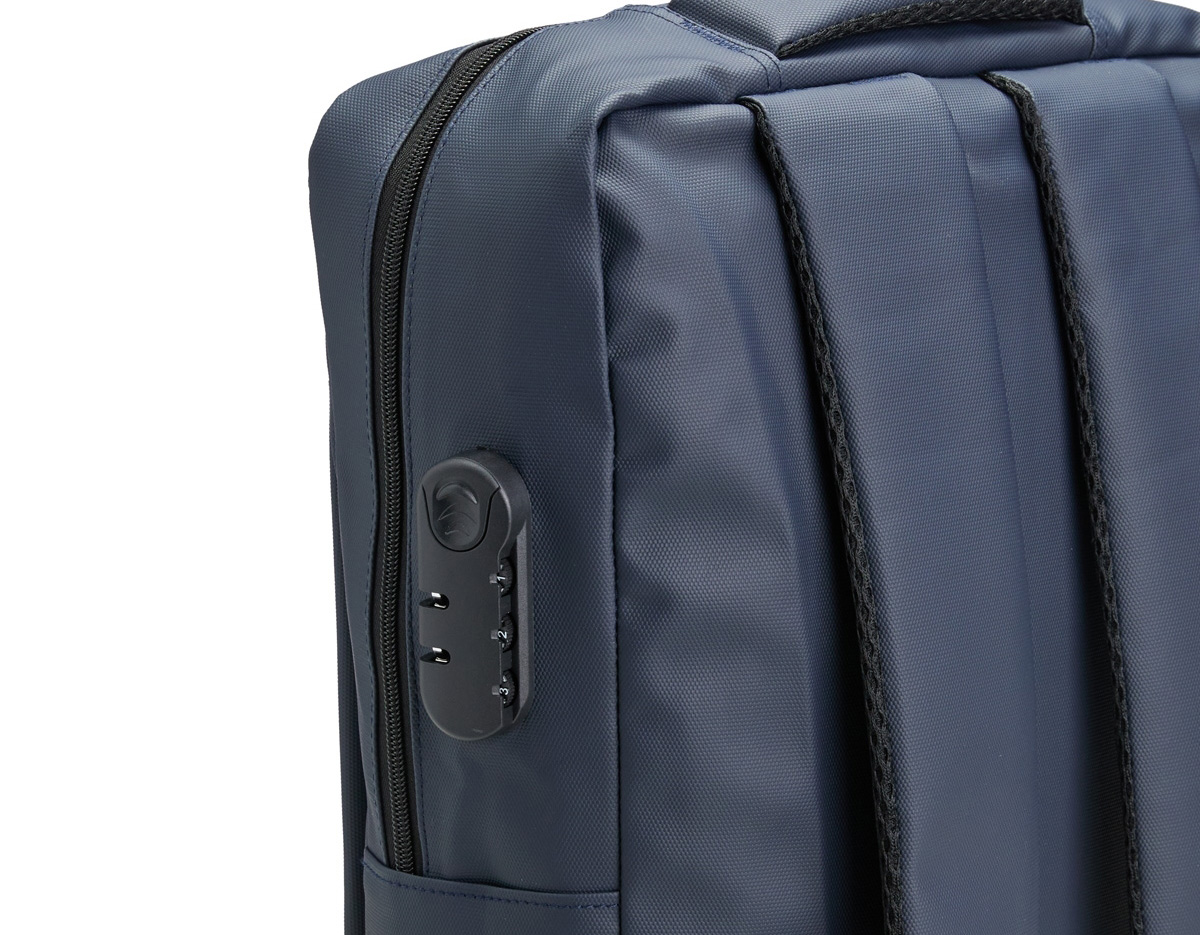 Proteção, segurança e praticidade em um só modelo! Esta mochila de 22 litros é confeccionada em poliuretano impermeável, garantindo resistência e proteção extra contra chuva e respingos. Seu compartimento principal inclui um espaço acolchoado para notebook de até 17 polegadas, enquanto o cadeado numérico TSA adiciona uma camada extra de segurança, tornando-a uma opção antifurto ideal para o dia a dia. Conta ainda com dois bolsos laterais para itens de fácil acesso e adaptador USB para carregar dispositivos com mais praticidade. O transporte é confortável e respirável, graças à alça de mão e às alças para as costas com revestimento espumado.