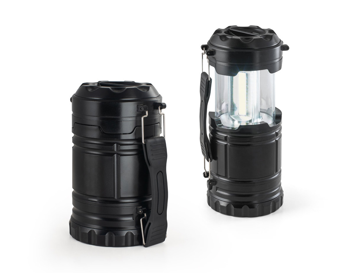 Lanterna 2 em 1 em ABS e PS com dois modos de uso: candeeiro para iluminar grandes áreas ou lanterna com pega lateral removível. Possui COB LED de 200 lúmens e LED de 1W. Ideal para campismo e atividades ao ar livre. Acompanha 3 pilhas AA e é fornecida em caixa de presente.