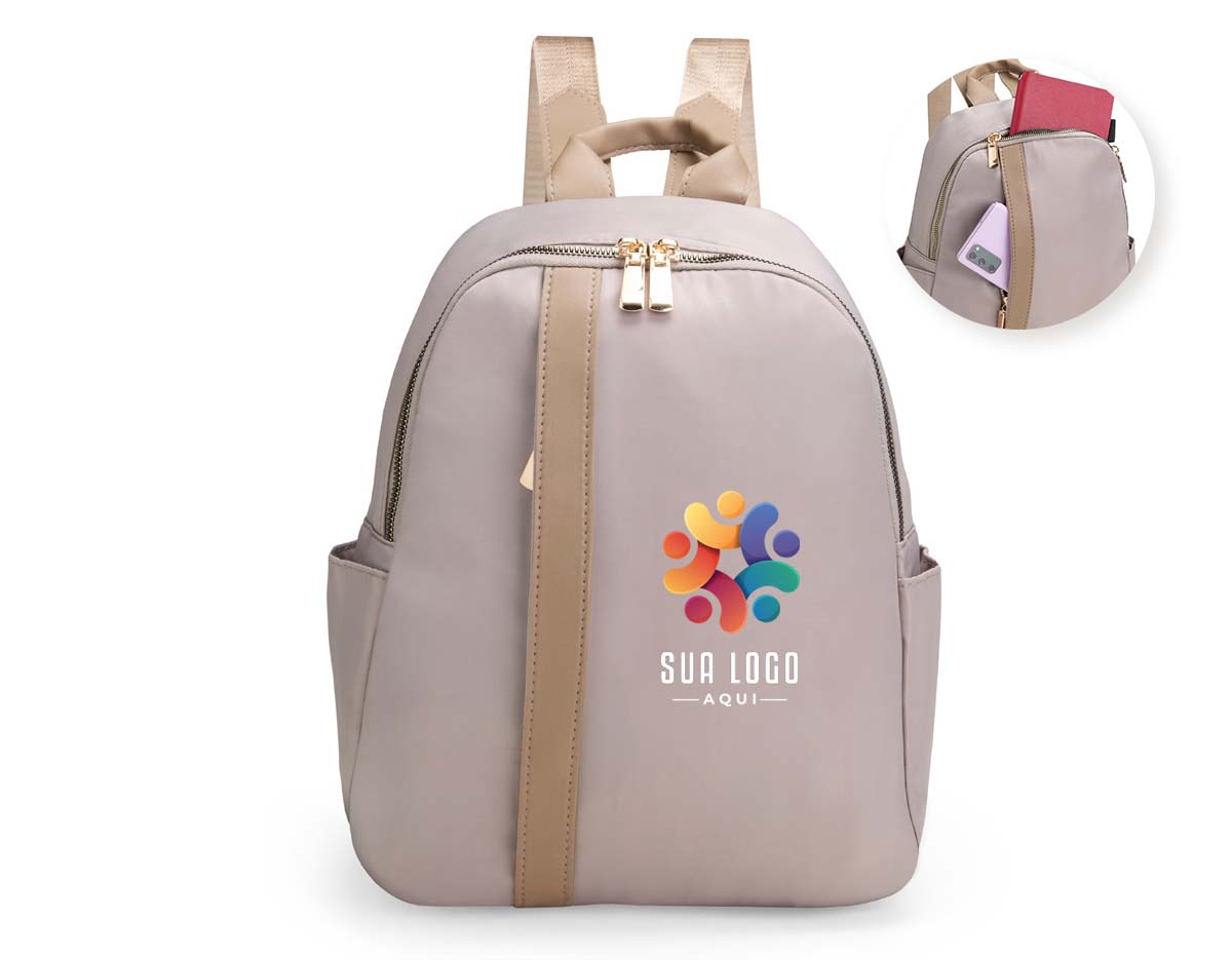 Mochila feminina de 9L, compacta e sofisticada, ideal para uso casual ou profissional. Feita em Oxford resistente à água, possui 3 compartimentos, incluindo bolso antifurto, internos e laterais. Alças ajustáveis e alça de mão em couro sintético completam o design elegante e funcional.