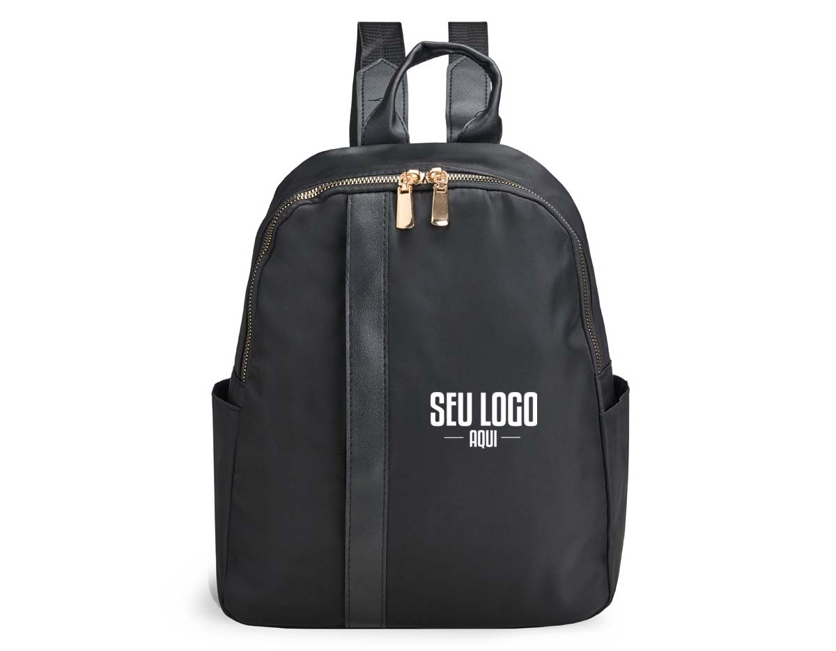 Mochila feminina de 9L, compacta e sofisticada, ideal para uso casual ou profissional. Feita em Oxford resistente à água, possui 3 compartimentos, incluindo bolso antifurto, internos e laterais. Alças ajustáveis e alça de mão em couro sintético completam o design elegante e funcional.