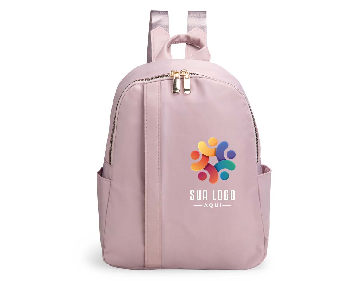 Mochila feminina de 9L, compacta e sofisticada, ideal para uso casual ou profissional. Feita em Oxford resistente à água, possui 3 compartimentos, incluindo bolso antifurto, internos e laterais. Alças ajustáveis e alça de mão em couro sintético completam o design elegante e funcional.