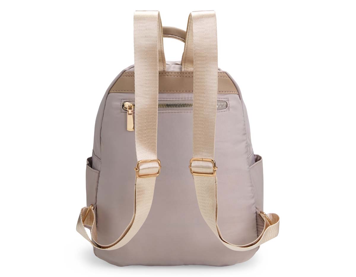 Mochila feminina de 9L, compacta e sofisticada, ideal para uso casual ou profissional. Feita em Oxford resistente à água, possui 3 compartimentos, incluindo bolso antifurto, internos e laterais. Alças ajustáveis e alça de mão em couro sintético completam o design elegante e funcional.