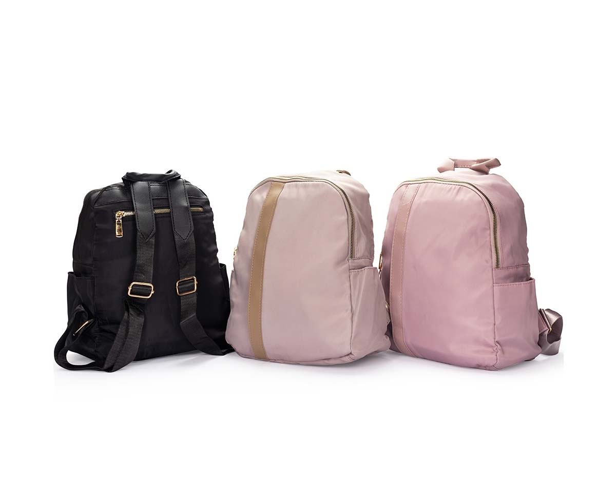 Mochila feminina de 9L, compacta e sofisticada, ideal para uso casual ou profissional. Feita em Oxford resistente à água, possui 3 compartimentos, incluindo bolso antifurto, internos e laterais. Alças ajustáveis e alça de mão em couro sintético completam o design elegante e funcional.