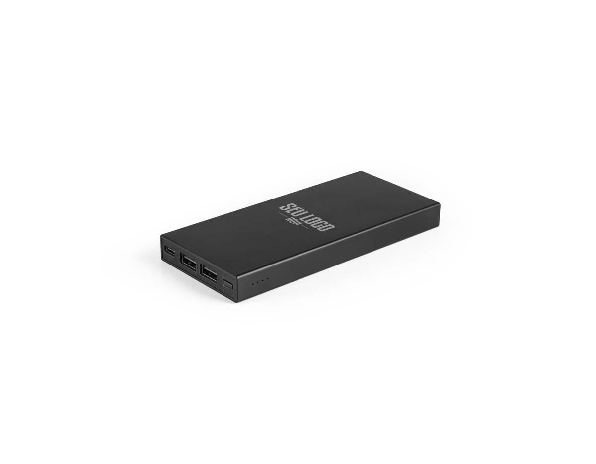 Bateria portátil de 10.000 mAh em alumínio 100% reciclado. Possui porta USB-C (entrada/saída) e duas saídas USB-A. Inclui cabo USB-C de carregamento rápido. Embalada em caixa presente de papel kraft reciclado. Ideal para uso sustentável no dia a dia