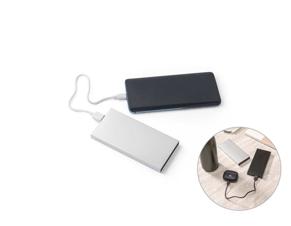 Bateria portátil de 10.000 mAh em alumínio 100% reciclado. Possui porta USB-C (entrada/saída) e duas saídas USB-A. Inclui cabo USB-C de carregamento rápido. Embalada em caixa presente de papel kraft reciclado. Ideal para uso sustentável no dia a dia