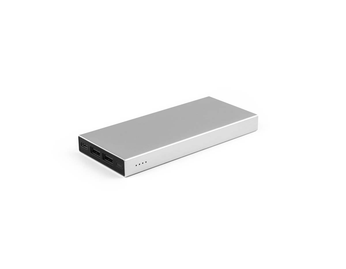 Bateria portátil de 10.000 mAh em alumínio 100% reciclado. Possui porta USB-C (entrada/saída) e duas saídas USB-A. Inclui cabo USB-C de carregamento rápido. Embalada em caixa presente de papel kraft reciclado. Ideal para uso sustentável no dia a dia