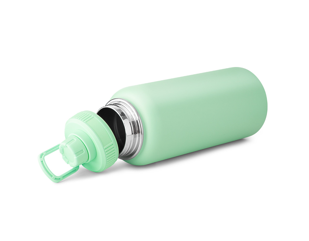 Garrafa térmica em aço inox com parede dupla isolada a vácuo com capacidade de 960ml. Alça plástica em formato de mosquetão para transporte, bico rosqueável para fácil acesso e tampa rosqueável com anel de silicone,  com pintura a pó.