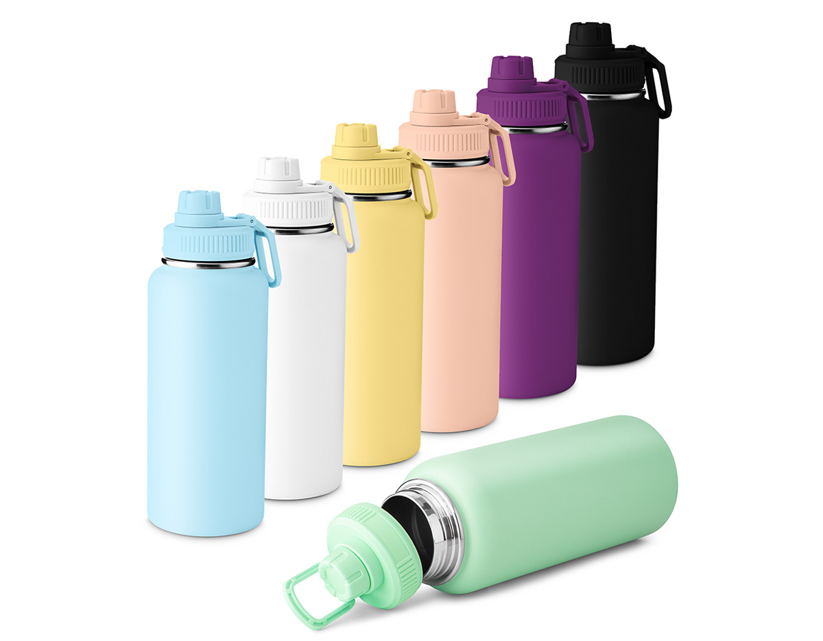 Garrafa térmica em aço inox com parede dupla isolada a vácuo com capacidade de 960ml. Alça plástica em formato de mosquetão para transporte, bico rosqueável para fácil acesso e tampa rosqueável com anel de silicone,  com pintura a pó.