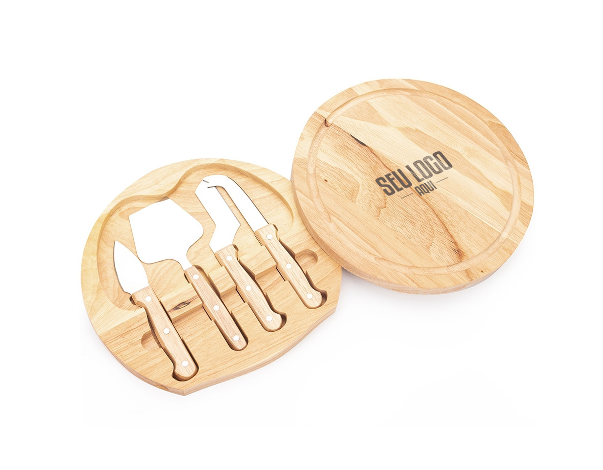 Kit queijo com 5 peças, composto por tábua de bambu com canaleta para líquidos e base com borrachas antideslizantes. Inclui faca reta, espátula, faca com ponta e garfo, todos em aço inox. A tampa da tábua funciona como compartimento e se abre por rotação.