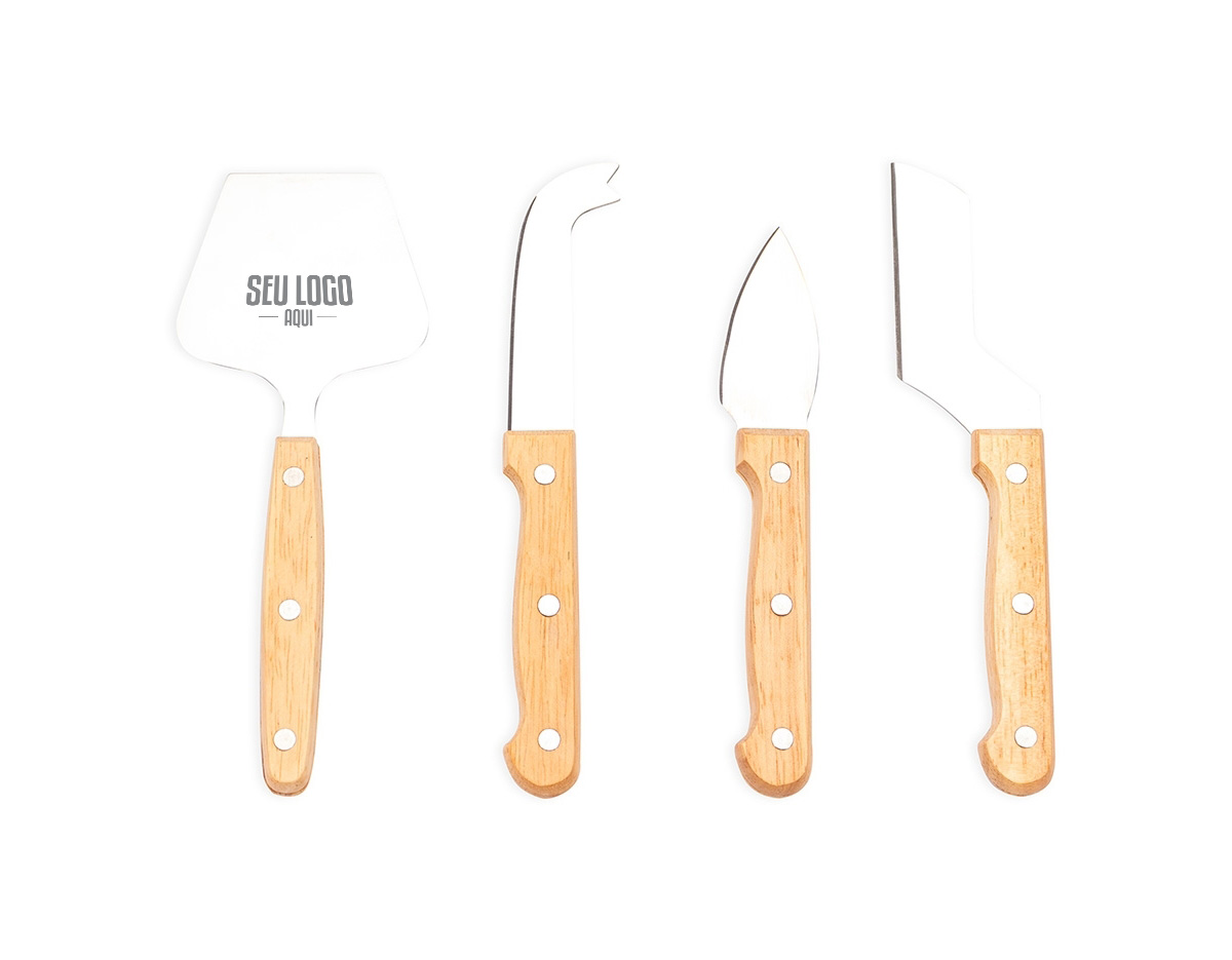 Kit queijo com 5 peças, composto por tábua de bambu com canaleta para líquidos e base com borrachas antideslizantes. Inclui faca reta, espátula, faca com ponta e garfo, todos em aço inox. A tampa da tábua funciona como compartimento e se abre por rotação.