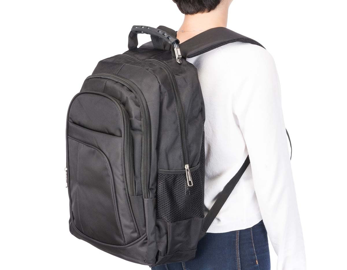 Mochila nylon 30L com 4 compartimentos, bolso p/ notebook 15,6", bolsos laterais em malha, 2 alças de mão e costas com revestimento espumado.