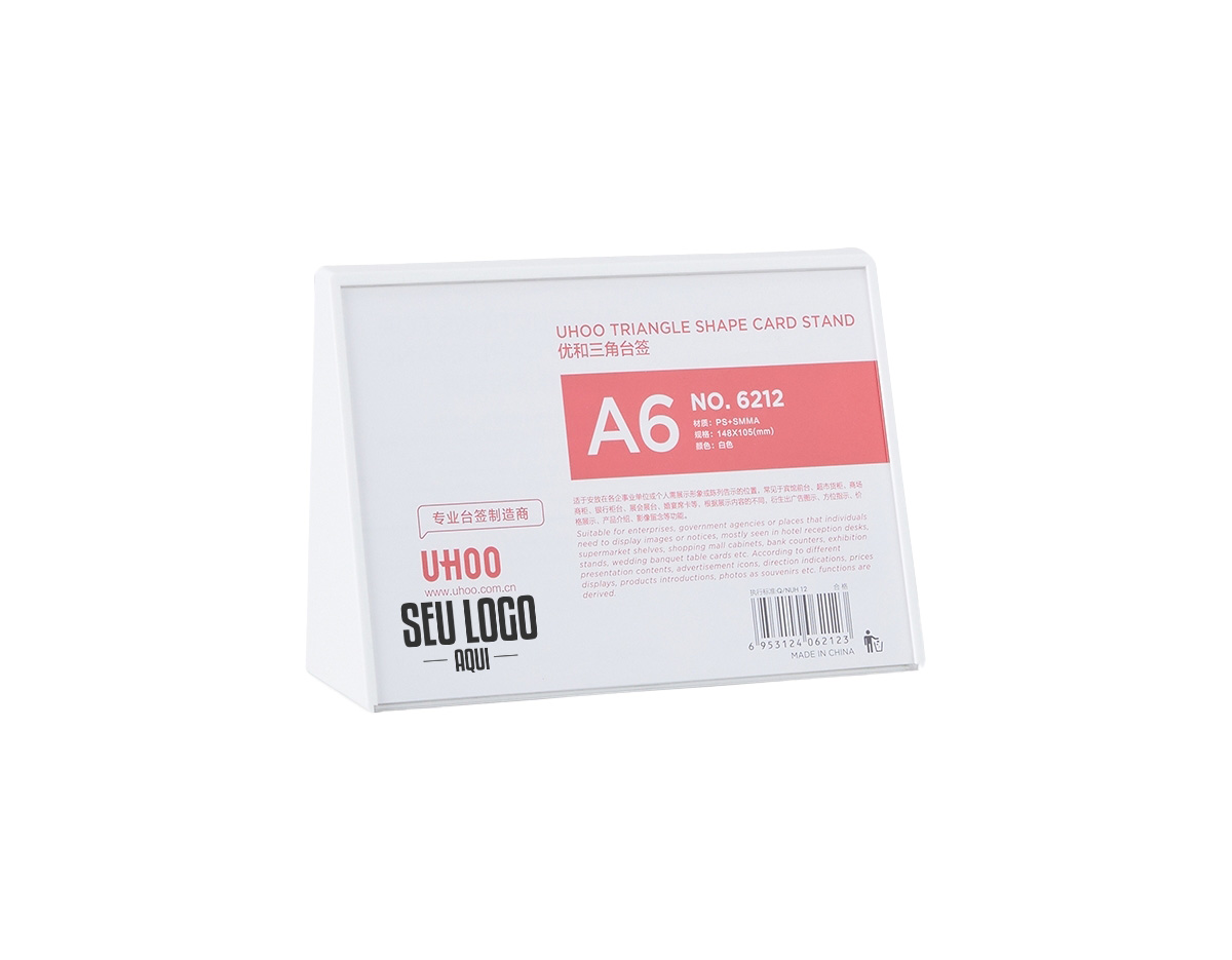 Expositor porta-retrato no formato A6, produzido em poliestireno, com placa acrílica transparente que protege o conteúdo exposto. Ideal para uso em mesas, balcões ou vitrines.