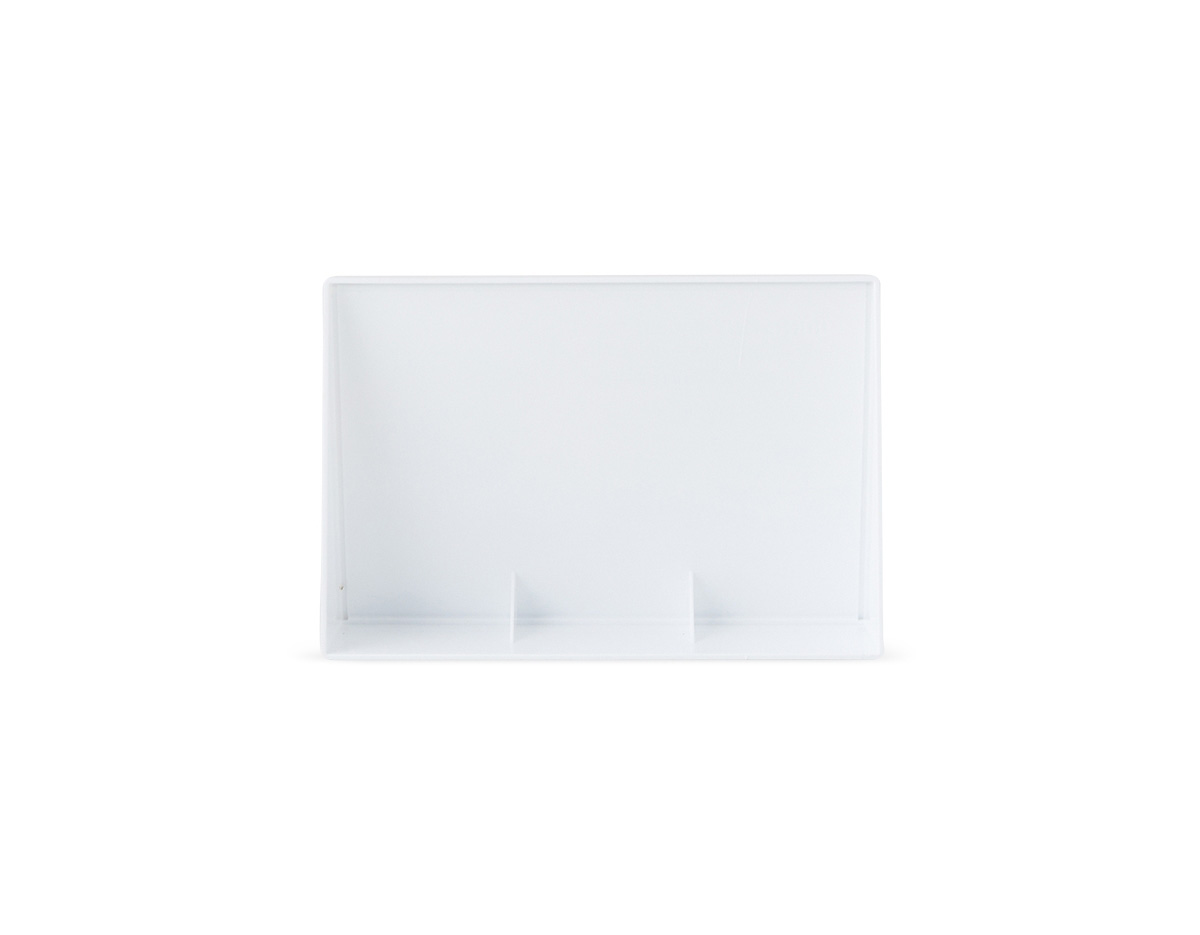 Expositor porta-retrato no formato A6, produzido em poliestireno, com placa acrílica transparente que protege o conteúdo exposto. Ideal para uso em mesas, balcões ou vitrines.