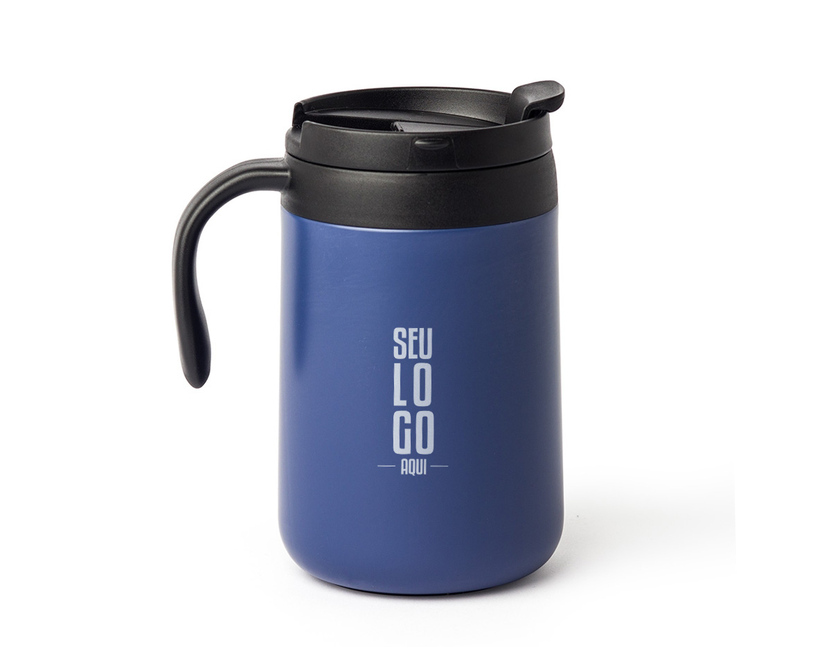 Caneca térmica feita em inox 304 com parede dupla, capacidade de 500ml. Contém tampa com acesso para o bocal, alça plástica e base antiderrapante.