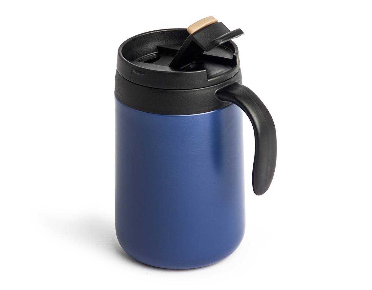 Caneca térmica feita em inox 304 com parede dupla, capacidade de 500ml. Contém tampa com acesso para o bocal, alça plástica e base antiderrapante.
