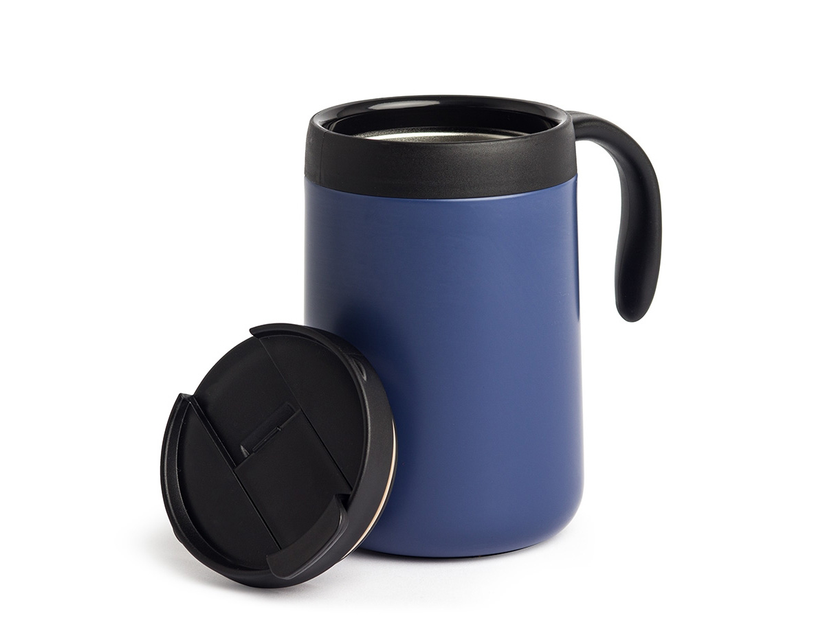 Caneca térmica feita em inox 304 com parede dupla, capacidade de 500ml. Contém tampa com acesso para o bocal, alça plástica e base antiderrapante.