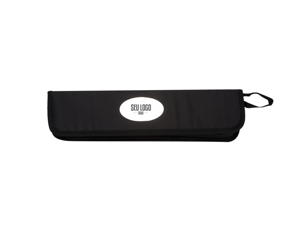 Kit churrasco com faca 8", garfo e pegador em inox com cabo de madeira. Acompanha estojo com alça e plaquinha metálica adesiva personalizável. Prático, rústico e elegante!