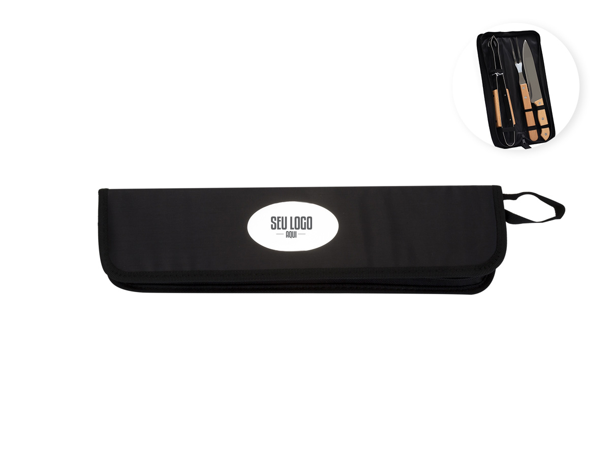 Kit churrasco com faca 8", garfo e pegador em inox com cabo de madeira. Acompanha estojo com alça e plaquinha metálica adesiva personalizável. Prático, rústico e elegante!