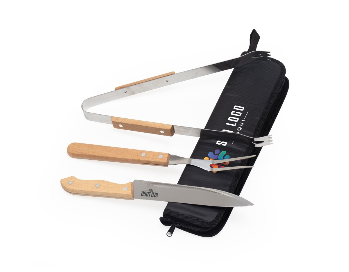 Kit churrasco com faca 8", garfo e pegador em inox com cabo de madeira. Acompanha estojo com alça e plaquinha metálica adesiva personalizável. Prático, rústico e elegante!