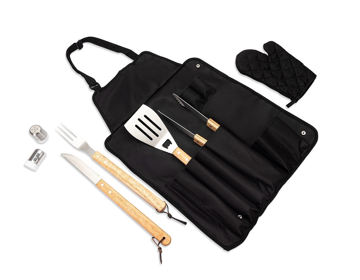 Kit churrasco 8 peças em estojo de nylon. Contém espátula, garfo, faca, pegador, saleiro, paliteiro, luva e avental (também utilizado como estojo). Talheres de inox com acabamento de madeira e avental de nylon com alça ajustável – possui botão e alça com fivela para lacre.