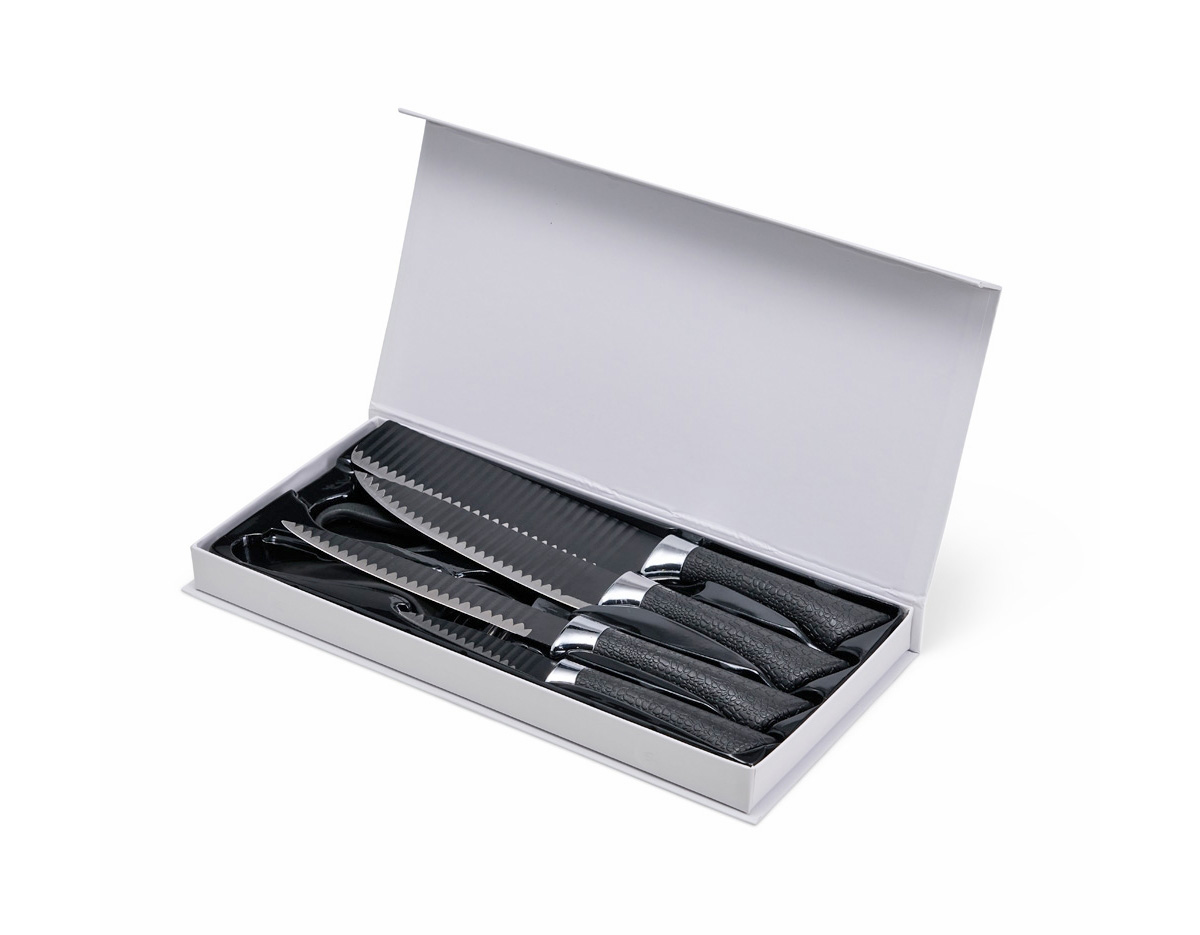 Kit culinário com 6 peças em inox: 4 facas, tesoura e descascador. Cabos aderentes e estojo com fecho imantado garantem praticidade, segurança e organização na cozinha.