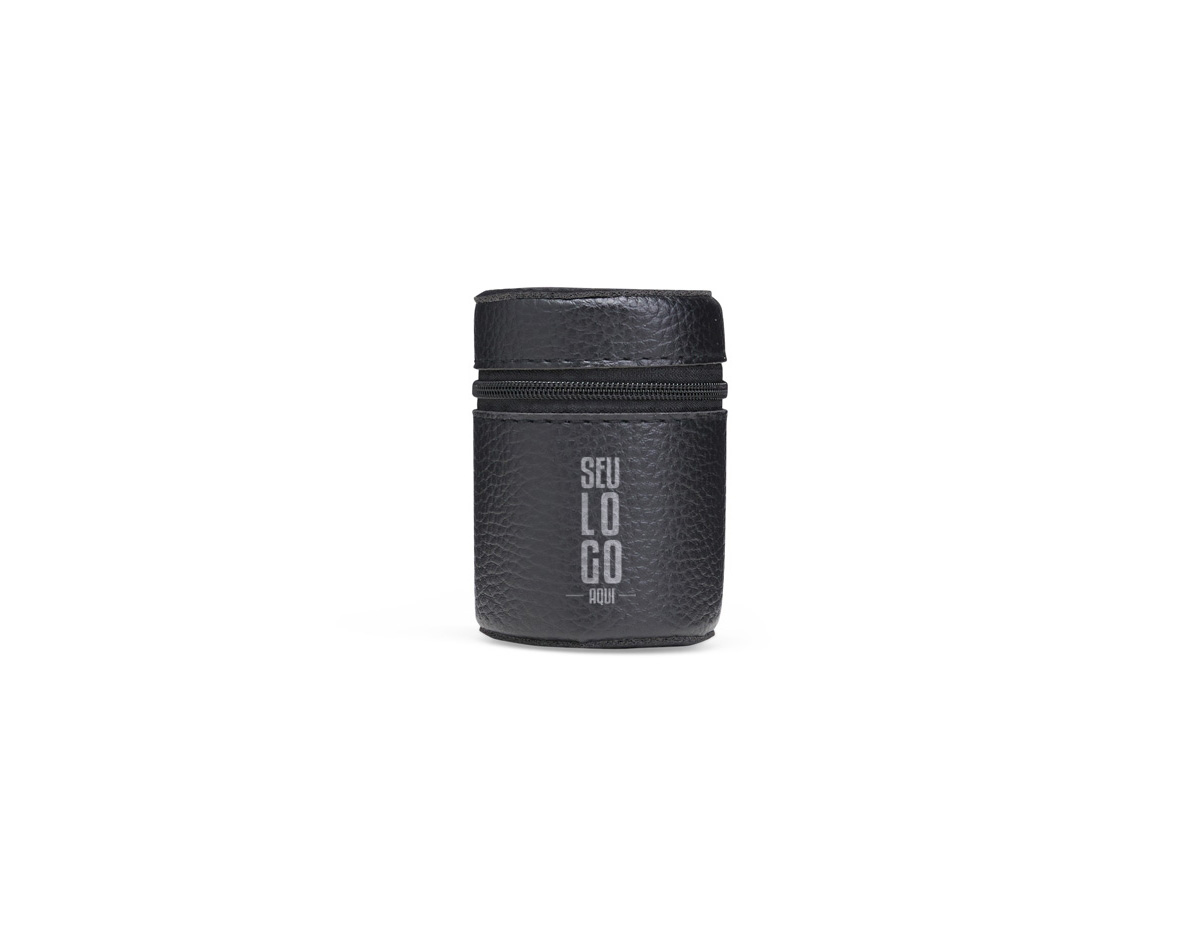 Para quem aprecia bons drinks na companhia dos amigos, este Kit Copo Inox 50ml com 4 peças é a escolha perfeita! Ideal para saborear doses pequenas, como tequila, shots ou outras bebidas de sua preferência. Os quatro copos têm acabamento em couro sintético, proporcionando um toque sofisticado e confortável ao segurar. Para completar, o kit inclui um case em couro sintético, permitindo armazená-los de forma empilhável, economizando espaço e tornando-o super portátil, perfeito para aquele evento inesperado, encontros ou momentos especiais com os amigos.