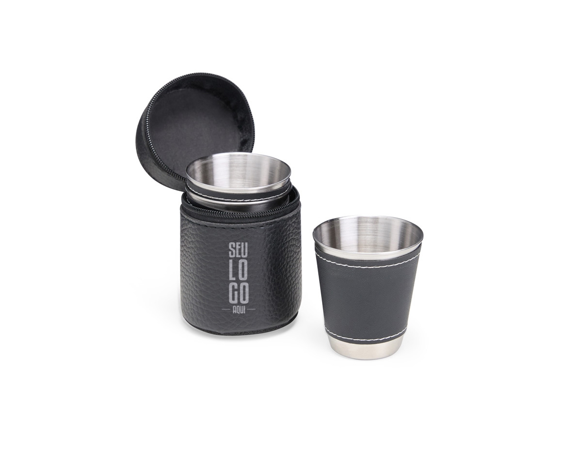 Para quem aprecia bons drinks na companhia dos amigos, este Kit Copo Inox 50ml com 4 peças é a escolha perfeita! Ideal para saborear doses pequenas, como tequila, shots ou outras bebidas de sua preferência. Os quatro copos têm acabamento em couro sintético, proporcionando um toque sofisticado e confortável ao segurar. Para completar, o kit inclui um case em couro sintético, permitindo armazená-los de forma empilhável, economizando espaço e tornando-o super portátil, perfeito para aquele evento inesperado, encontros ou momentos especiais com os amigos.