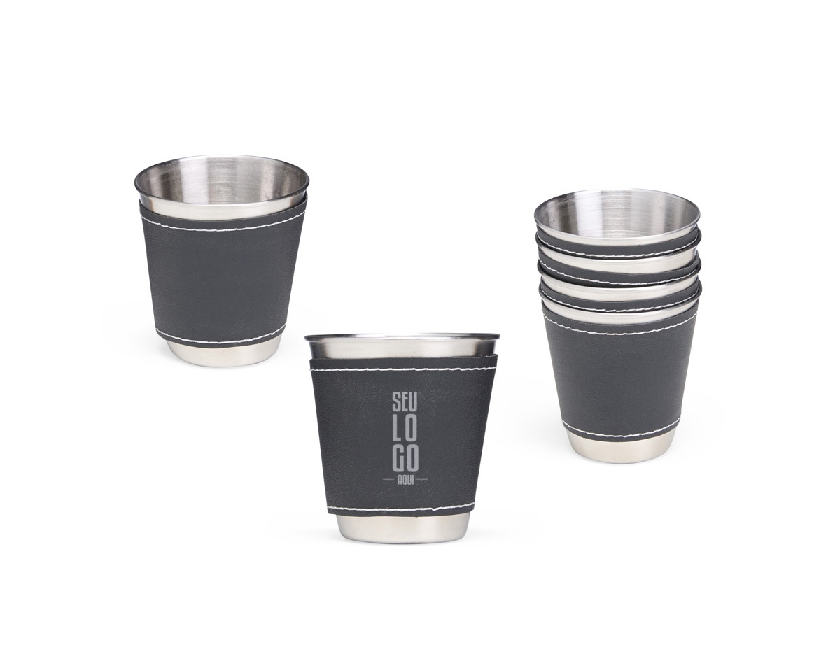 Para quem aprecia bons drinks na companhia dos amigos, este Kit Copo Inox 50ml com 4 peças é a escolha perfeita! Ideal para saborear doses pequenas, como tequila, shots ou outras bebidas de sua preferência. Os quatro copos têm acabamento em couro sintético, proporcionando um toque sofisticado e confortável ao segurar. Para completar, o kit inclui um case em couro sintético, permitindo armazená-los de forma empilhável, economizando espaço e tornando-o super portátil, perfeito para aquele evento inesperado, encontros ou momentos especiais com os amigos.