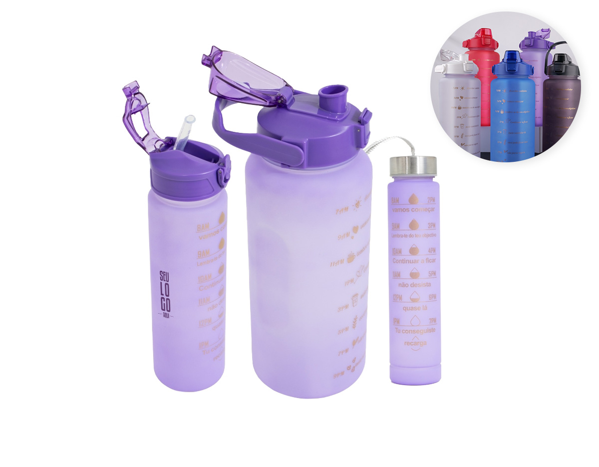 Kit com 3 garrafas plásticas, sendo um squeeze galão com capacidade de 2 litros, squeeze 750ml e garrafa 300ml. Squeeze 2L com alça para transporte e suporte para celular, botão de acionamento e tampa de proteção para o bocal; squeeze 750ml com botão de acionamento, trava de segurança e tampa protetora para o bico de silicone; garrafa 300ml com tampa de alumínio e alça de nylon para transporte. Acompanham dois canudos e acessórios de extensão de canudo.