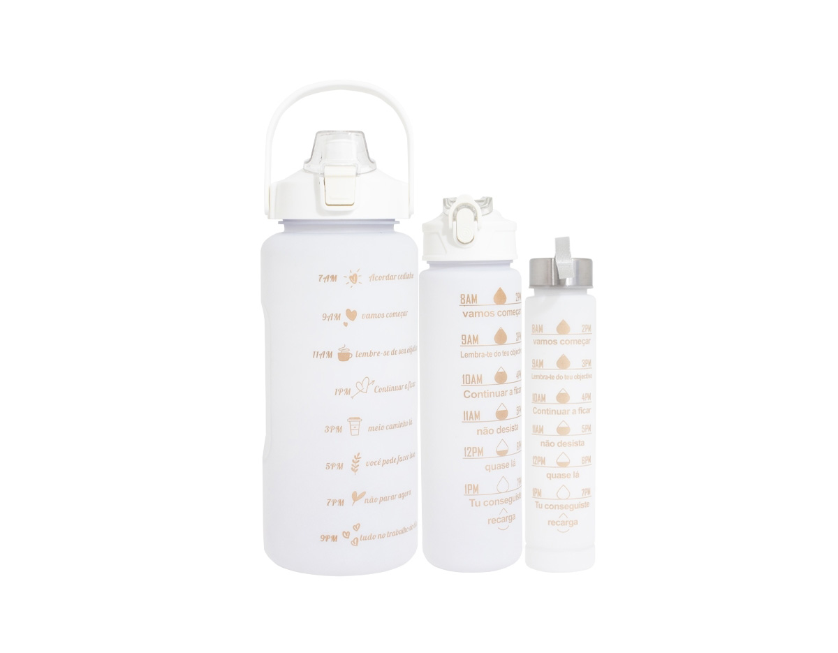 Kit com 3 garrafas plásticas, sendo um squeeze galão com capacidade de 2 litros, squeeze 750ml e garrafa 300ml. Squeeze 2L com alça para transporte e suporte para celular, botão de acionamento e tampa de proteção para o bocal; squeeze 750ml com botão de acionamento, trava de segurança e tampa protetora para o bico de silicone; garrafa 300ml com tampa de alumínio e alça de nylon para transporte. Acompanham dois canudos e acessórios de extensão de canudo.