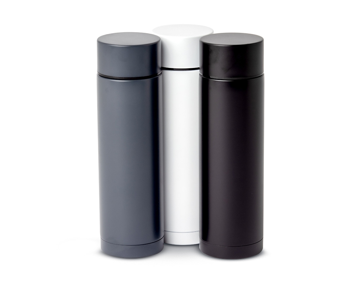 Garrafa Térmica em Inox 320ml Garrafa térmica compacta e elegante, fabricada em aço inoxidável 304 de alta qualidade, com capacidade de 320ml. Possui tampa rosqueável que garante vedação eficiente, ideal para manter suas bebidas quentes ou frias por mais tempo. Perfeita para uso diário, no escritório ou em viagens.