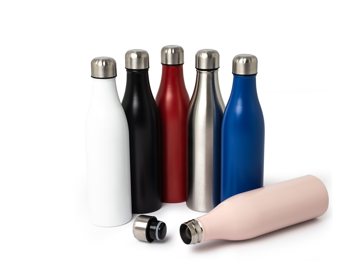 Garrafa térmica de alta performance com capacidade de 800ml, fabricada em aço inoxidável com parede dupla, que ajuda a conservar a temperatura das bebidas por mais tempo. A tampa rosqueável conta com detalhe externo em relevo, proporcionando um design moderno e melhor aderência no manuseio. Ideal para acompanhar sua rotina com estilo e praticidade.